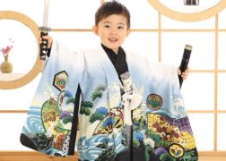 男の子の七五三記念写真 刀を持って勇ましく 和室で撮影