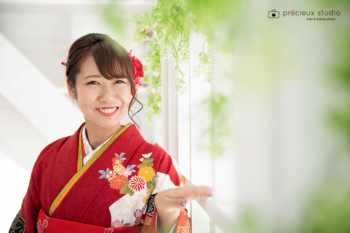赤い晴れ着の女性 成人式記念写真 笑顔