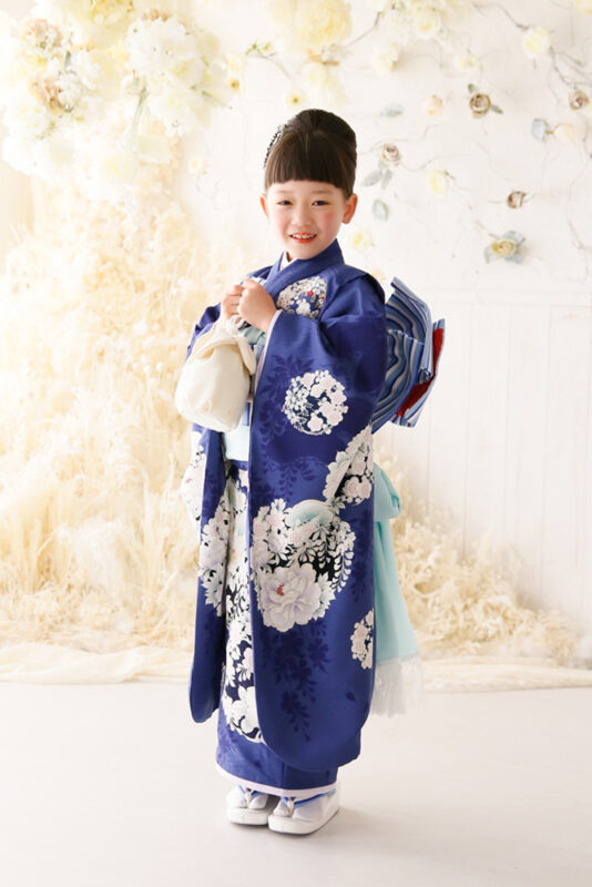 プレシュスタジオのレンタル着物 NATURAL BEAUTY ネイビーに白い花柄のモダンな着物 7歳の女の子の七五三向け