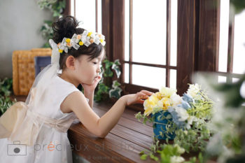 ハウススタジオでバースデーフォト ドレスの女の子のお誕生日記念写真 プレシュスタジオ撮影写真