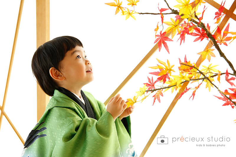 紅葉がきれいな和室セットで3歳男の子の七五三記念写真撮影