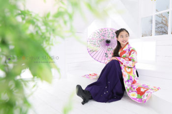 ハウススタジオで自然光撮影 女の子の卒業袴 小学校卒業記念写真 花柄の着物 プレシュスタジオ撮影写真
