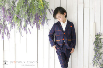 スーツで男の子のポートレート撮影 ラベンダーのスワッグの背景セット プレシュスタジオ自由が丘店撮影