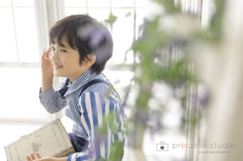 メガネをかけｋて男の子のバースデーフォト撮影 プレシュスタジオ自由が丘店撮影