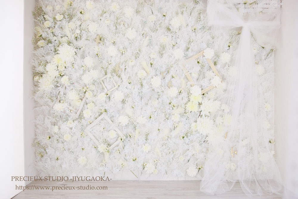 プレシュスタジオ 自由が丘内装 壁一面に敷き詰めた白いお花