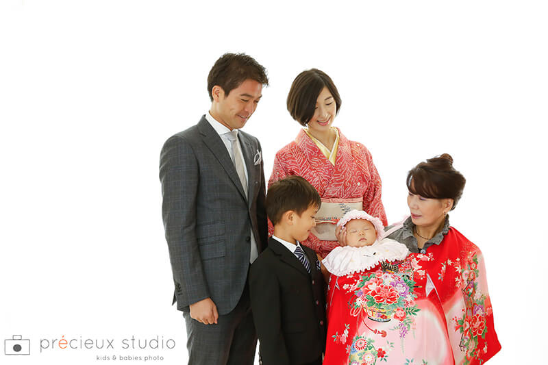 家族3世代でお宮参りの記念写真撮影 赤ちゃんの掛け着にあわせてママも着物で