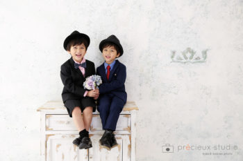 ハウススタジオでバースデーフォト 男の子2人でお誕生日記念写真 プレシュスタジオ撮影写真
