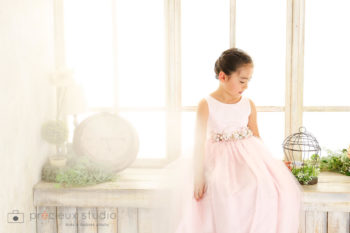 ハウススタジオでバースデーフォト ドレスの女の子のお誕生日記念写真 プレシュスタジオ撮影写真