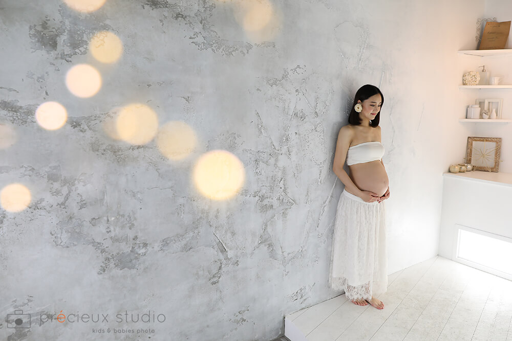 白い衣装のフェミニンなマタニティフォト プレシュスタジオ撮影写真