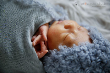 ニューボーンフォト出張撮影 ブルーのおくるみの新生児 プレシュスタジオ撮影写真