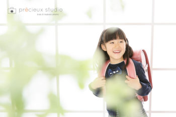 女の子の入学記念写真 ピンクのランドセル プレシュスタジオ撮影写真