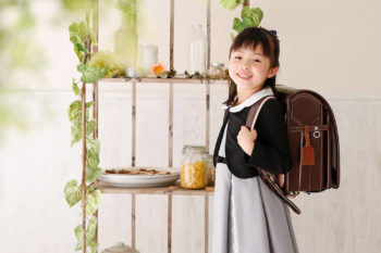 女の子の小学校入学記念写真 ブラウンのランドセル プレシュスタジオ撮影写真