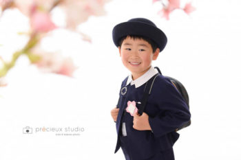 ランドセルと男の子の入学記念写真