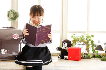 女の子とランドセルの小学校入学記念写真