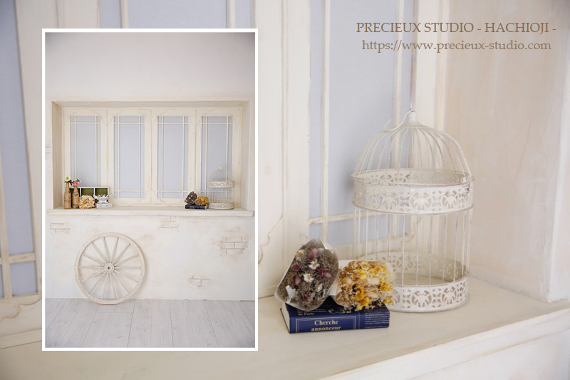 プレシュスタジオ八王子店の撮影セット内装 白を基調にしたインテリア