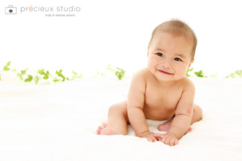 ハーフバースデーの赤ちゃん おむつ写真 プレシュスタジオ撮影写真