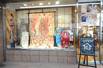 プレシュスタジオ八王子店 店舗外観 1Fは伊勢屋呉服店