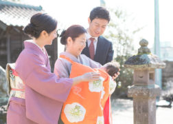 お宮参りの出張撮影写真 お父さんお母さんとおばあちゃんと掛け着を着せた赤ちゃん