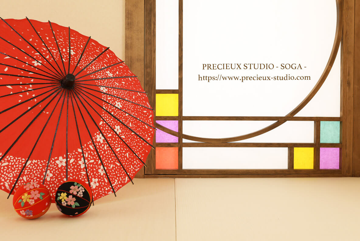 プレシュスタジオ蘇我店の撮影セット内装 和傘と窓