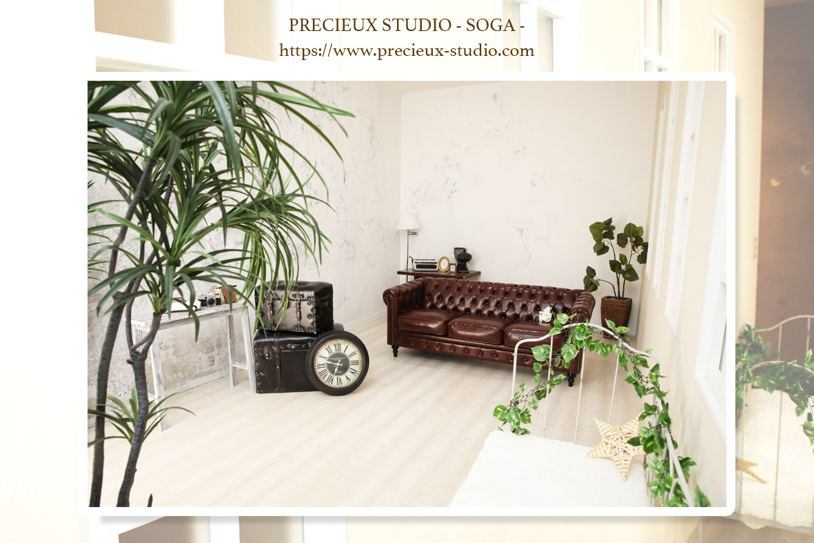 プレシュスタジオ蘇我店の撮影セット内装 革のソファーとクラシックなインテリア