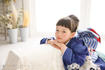 ネイビーの着物で七五三記念写真撮影 7歳の女の子 プレシュスタジオ豊洲店撮影