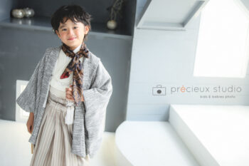 羽織袴にスカーフをプラスして5歳の七五三記念写真撮影 プレシュスタジオ豊洲店撮影