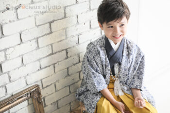 グレーにからし色の羽織袴で七五三記念写真撮影 5歳の男の子