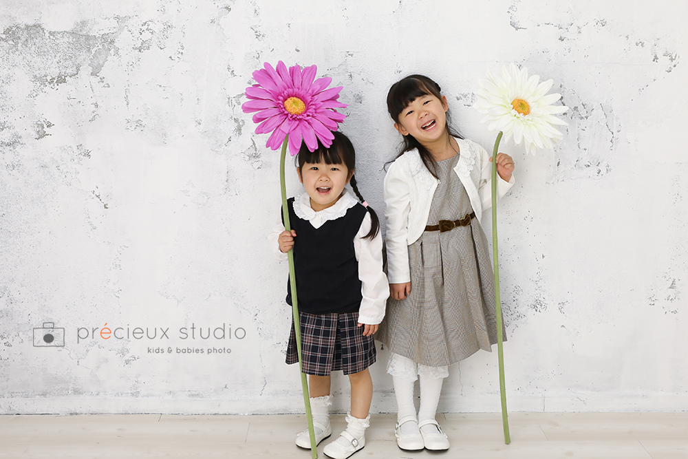 大きなお花を持ってフェアリー風 姉妹で入学記念写真