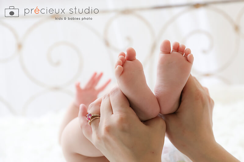 赤ちゃんの足とお母さんの手の写真