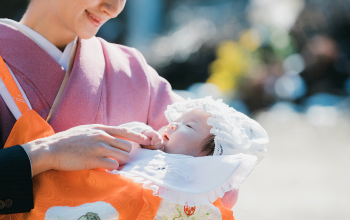お宮参りのママと赤ちゃん