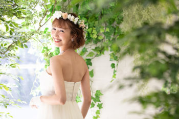 プレシュウェディング撮影 ウェディングドレスと花冠の花嫁 振り向き写真