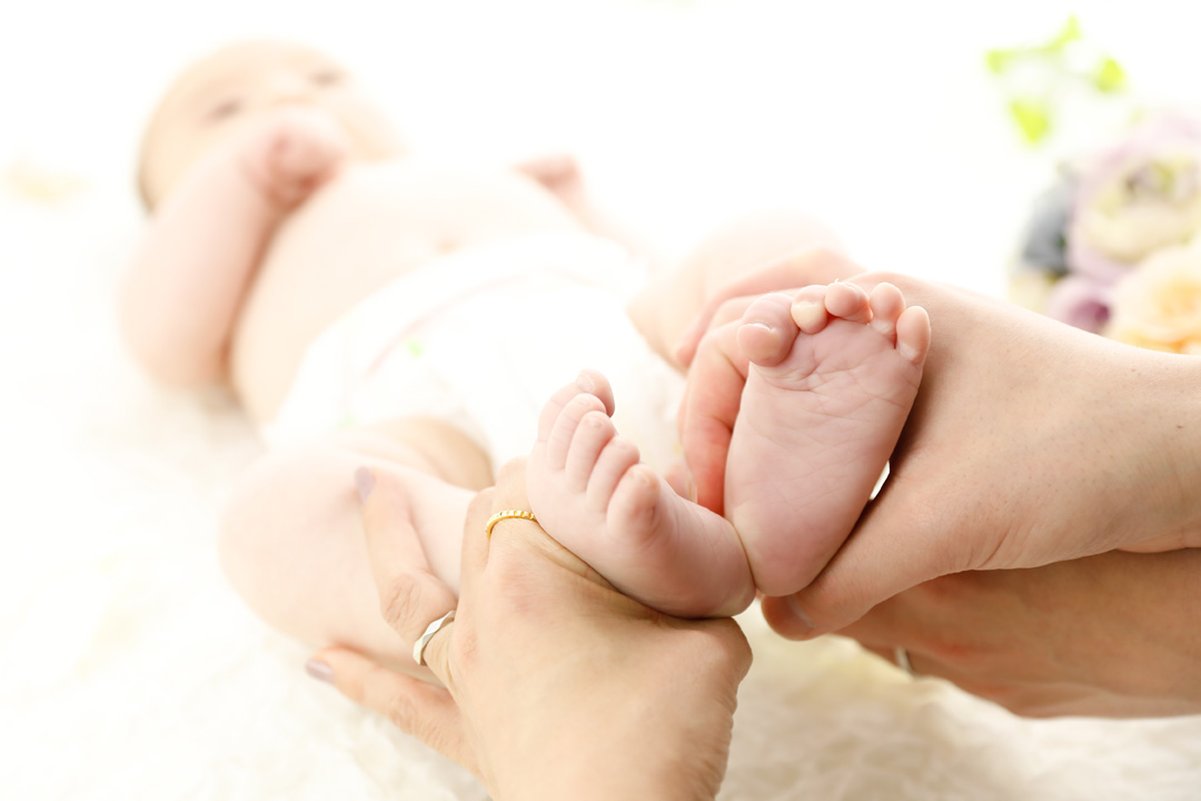 赤ちゃんの足とお母さんの手の写真 プレシュスタジオ府中店撮影