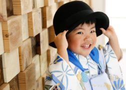 青いモダンな被布に黒のハットで3歳の七五三の記念写真撮影 プレシュスタジオ八王子店撮影