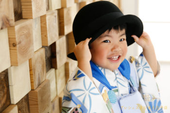 青いモダンな被布に黒のハットで3歳の七五三の記念写真撮影 プレシュスタジオ八王子店撮影