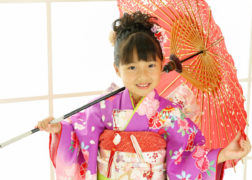 和傘を持った紫の着物の女の子の七五三写真
