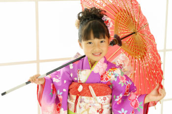 和傘を持った紫の着物の女の子の七五三写真