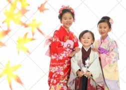 女の子2人と男の子で七五三記念写真 紅葉と和服姿