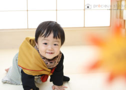 一升餅を背負う1歳の男の子の記念写真
