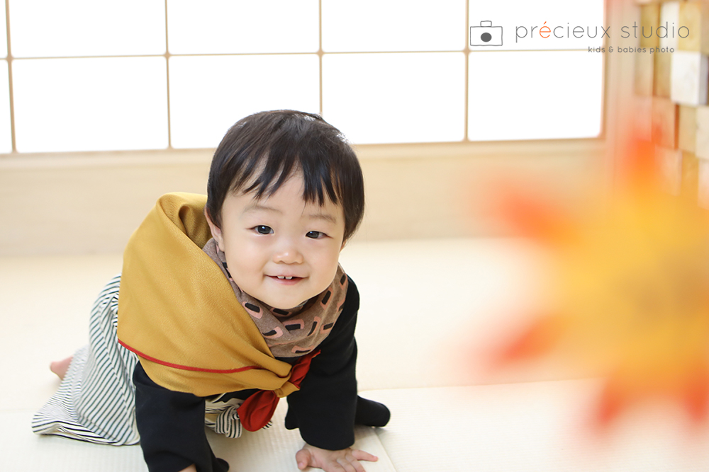 一升餅を背負う1歳の男の子の記念写真