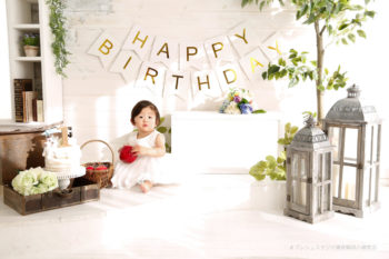 1歳女の子のお誕生日記念写真 ハッピーバースデーガーランドと一緒に プレシュスタジオ鎌倉鶴岡八幡宮前店撮影