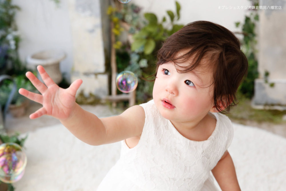 シャボン玉と一緒に1歳の女の子のお誕生日記念写真撮影 プレシュスタジオ鎌倉鶴岡八幡宮前店撮影