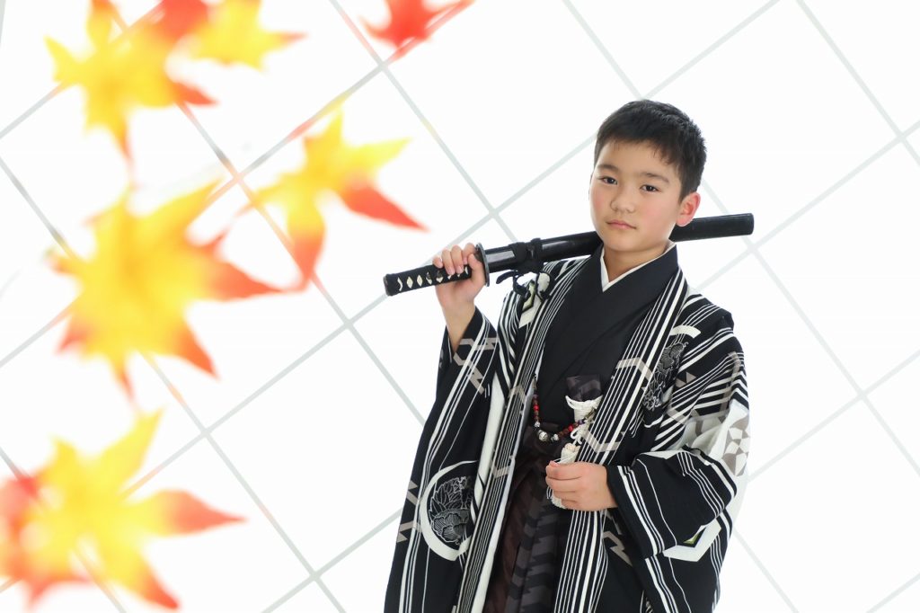 着物・羽織袴に日本刀を構えてハーフ成人式の記念写真