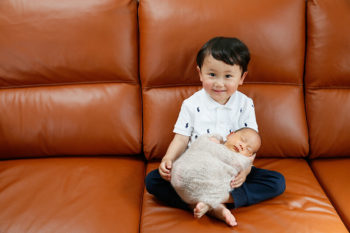 ニューボーンフォト撮影 赤ちゃんとお兄ちゃんの兄弟写真