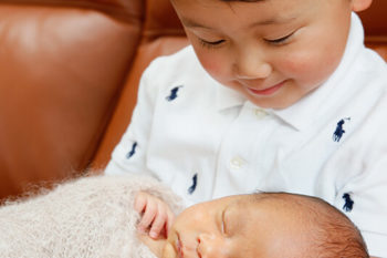 ニューボーンフォト撮影 赤ちゃんとお兄ちゃんの兄弟写真