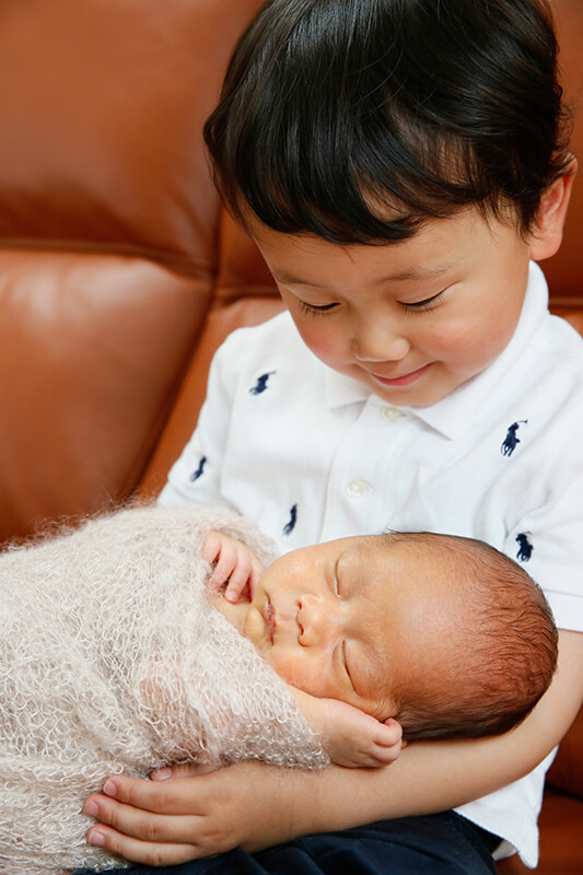 ニューボーンフォト撮影 赤ちゃんとお兄ちゃんの兄弟写真
