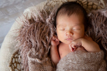 ニューボーンフォト撮影 おくるみで眠る赤ちゃん