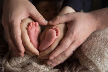 ニューボーンフォト撮影 赤ちゃんと足と両親の手のアップ