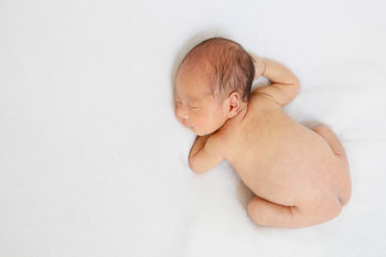 ニューボーンフォト撮影 うつぶせの赤ちゃん
