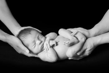 ニューボーンフォト撮影 両親の手と赤ちゃんのモノクロ写真