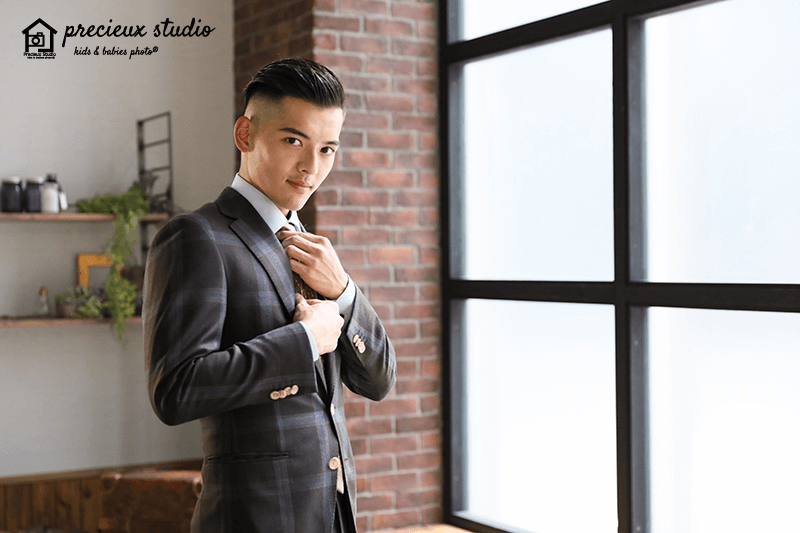 スーツを着た成人式の男性記念写真 プレシュスタジオ撮影